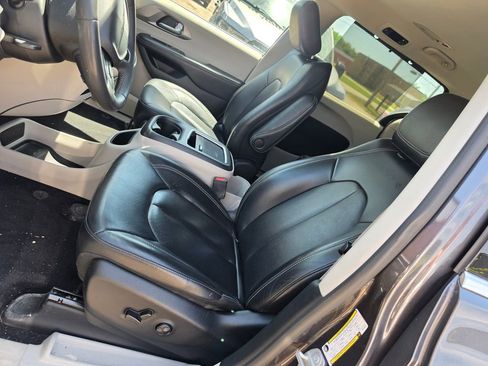 Used 2022 Chrysler Pacifica Touring-L FWD image 6