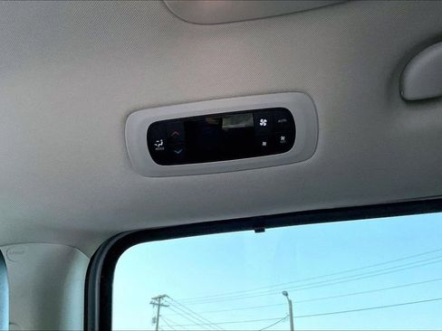 Used 2024 Chrysler Pacifica Touring-L image 28