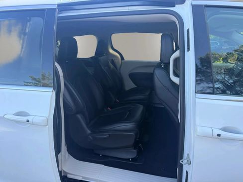 Used 2024 Chrysler Pacifica Limited FWD image 29