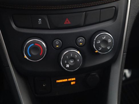 Used 2020 Chevrolet Trax LT w/ Sun & Sound Package FWD image 15
