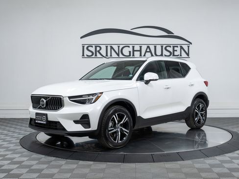Certified 2025 Volvo XC40 B5 Core image 1