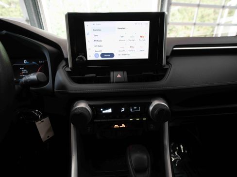 Used 2025 Toyota RAV4 LE AWD/4WD image 17