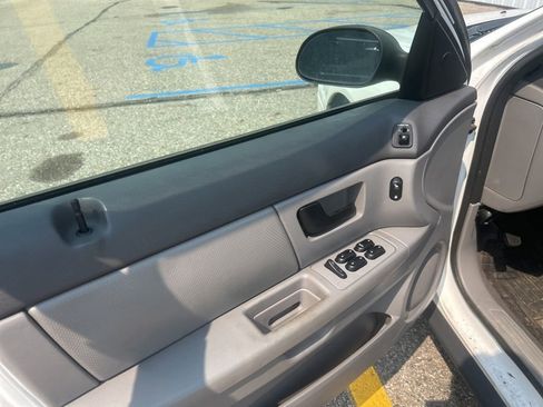 Used 2005 Ford Taurus SE image 8