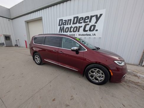 Used 2023 Chrysler Pacifica Limited image 32