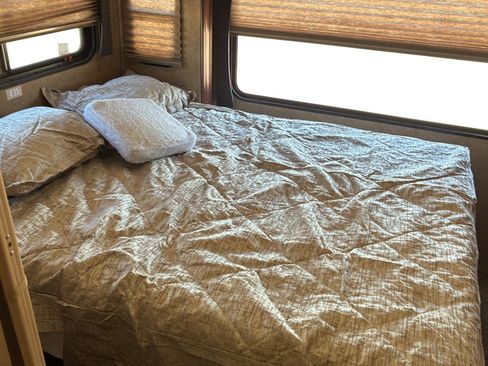 Used 2014 Ford E-450 and Econoline 450 Super Duty w/ Motorhome Prep Package RWD image 15