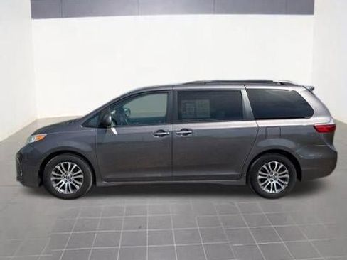 Used 2020 Toyota Sienna XLE w/ XLE Navigation Package FWD image 4