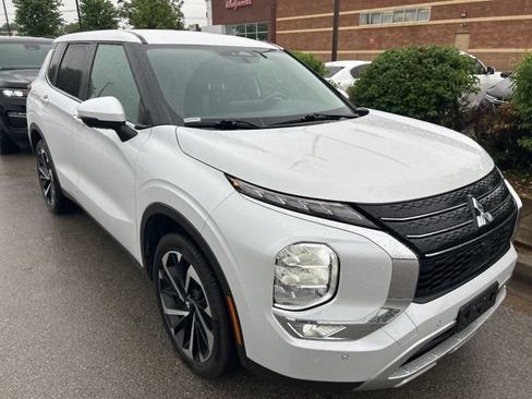 Used 2024 Mitsubishi Outlander SE FWD image 2