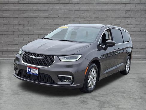 Used 2023 Chrysler Pacifica Touring-L FWD image 5