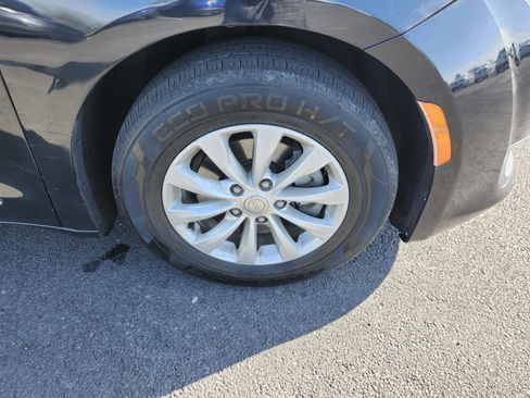 Used 2017 Chrysler Pacifica Touring-L FWD image 9