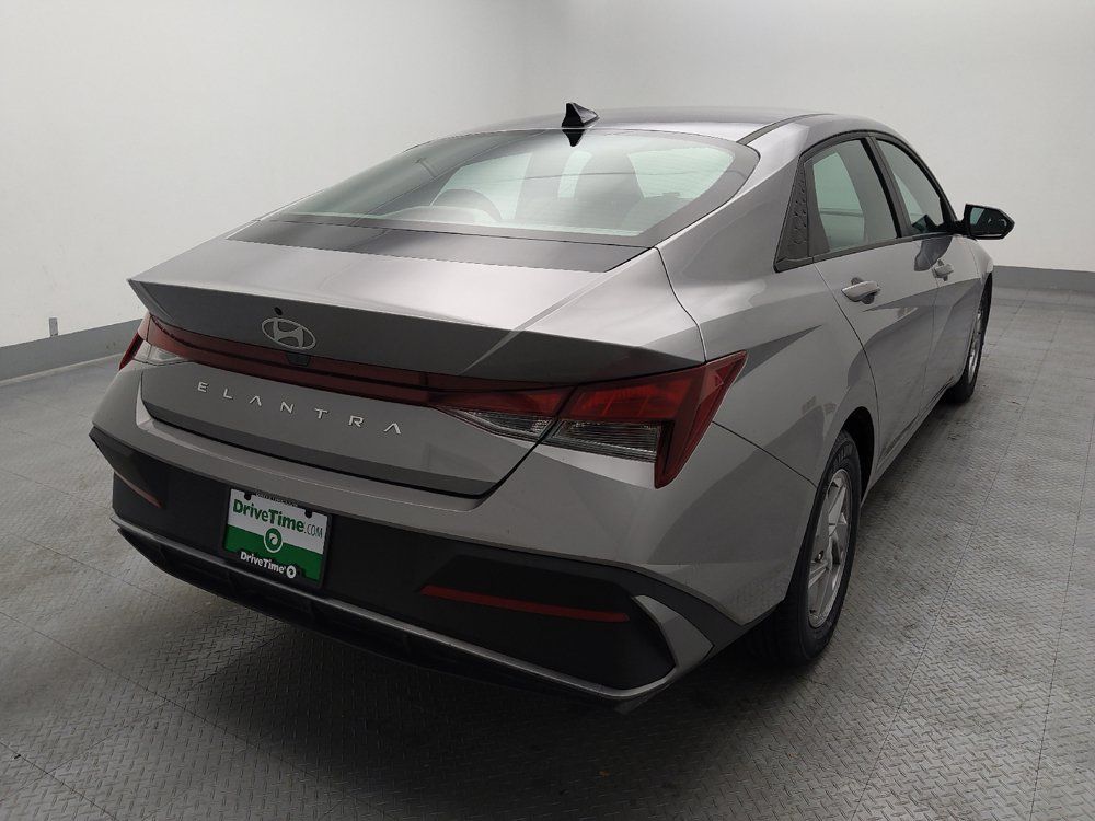 Used 2025 Hyundai Elantra SE FWD image 7