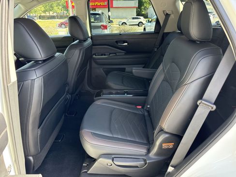 Used 2024 Nissan Pathfinder Platinum image 10