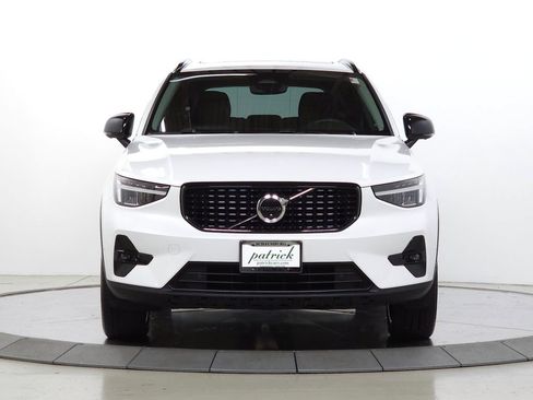 Used 2023 Volvo XC40 B5 Plus w/ Driver Assist Package AWD/4WD image 2
