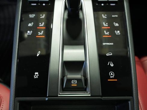 Certified 2025 Porsche Macan AWD/4WD image 17