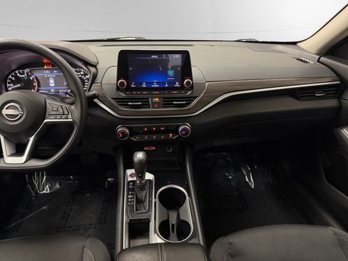 Used 2024 Nissan Altima 2.5 SV FWD image 11