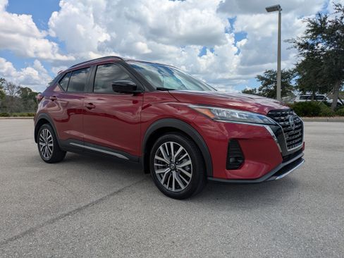Used 2021 Nissan Kicks SR FWD image 2