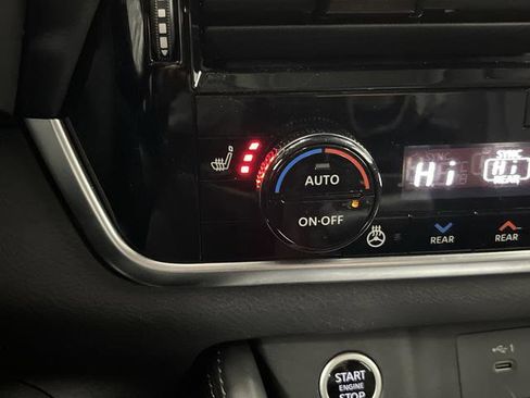 Used 2023 Nissan Rogue SL w/ SL Premium Package image 8