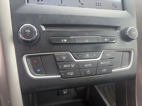 Used 2017 Ford Fusion SE w/ Fusion SE Technology Package image 9