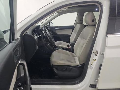 Used 2019 Volkswagen Tiguan SE w/ Panoramic Sunroof Package image 4