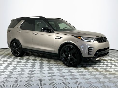 Used 2024 Land Rover Discovery Dynamic SE image 3