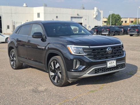 Used 2024 Volkswagen Atlas Cross Sport SE image 2