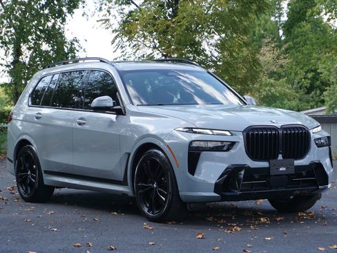 Used 2023 BMW X7 xDrive40i w/ M Sport Package AWD/4WD image 3