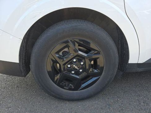 Used 2025 Kia Carnival FWD image 11
