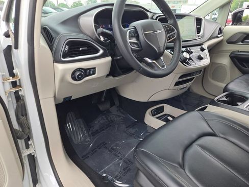 Certified 2024 Chrysler Pacifica Limited FWD image 28