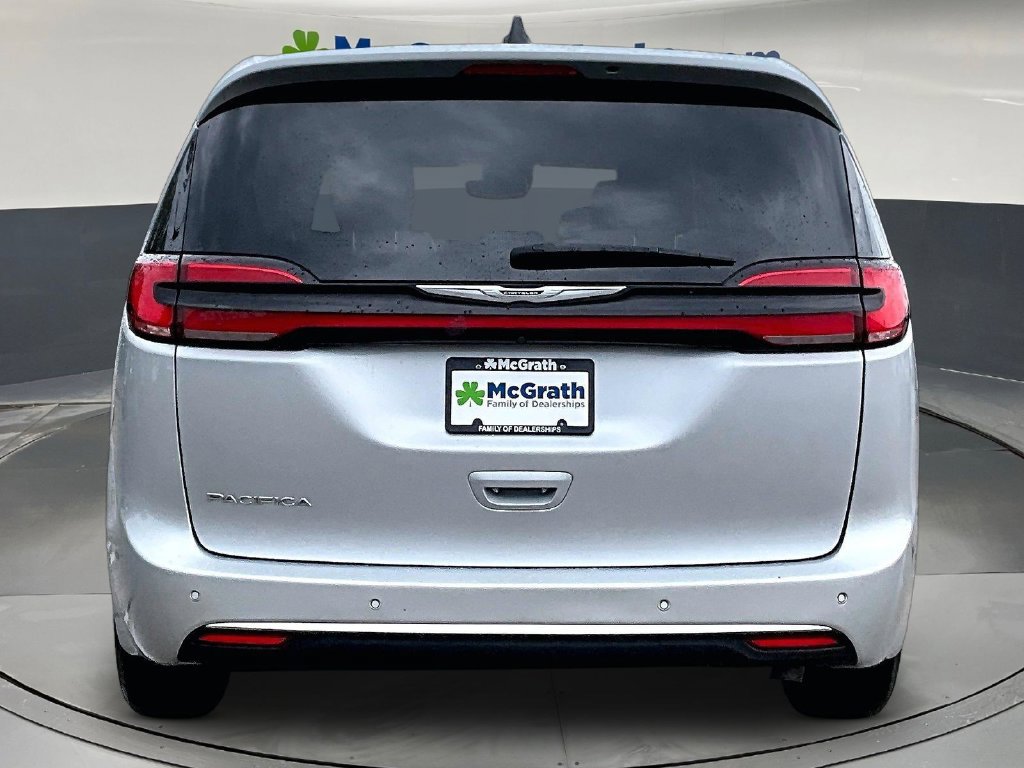 Used 2023 Chrysler Pacifica Touring-L FWD image 6