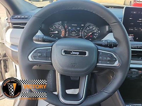 Certified 2025 Jeep Compass Limited image 11