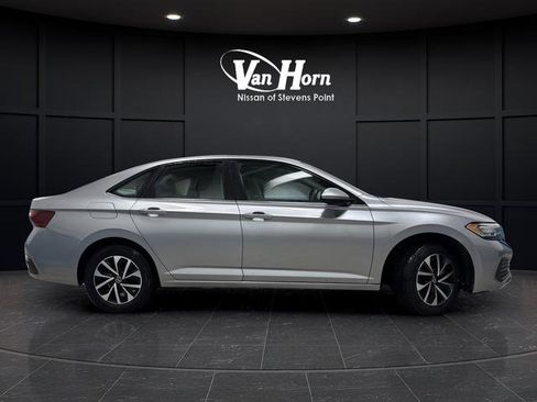 Used 2022 Volkswagen Jetta S image 2