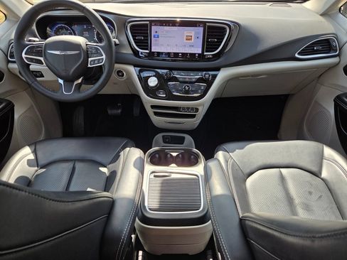 Used 2023 Chrysler Pacifica Touring-L FWD image 17