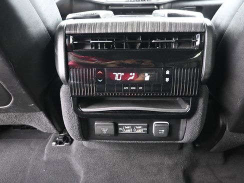 Used 2024 Jeep Wagoneer Series II w/ Flexible Seating Group RWD image 22