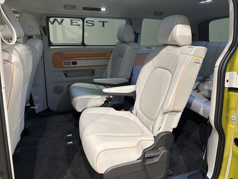 Used 2025 Volkswagen ID. Buzz 1st Edition image 32