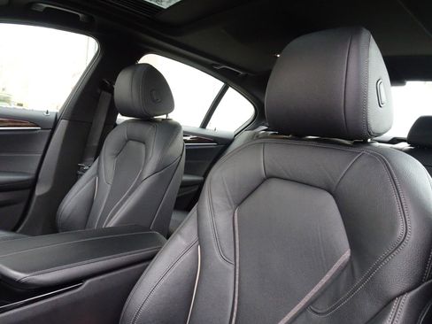 Used 2019 BMW 530e xDrive w/ Convenience Package image 10