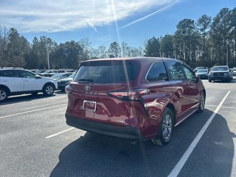 Used 2021 Toyota Sienna LE image 3