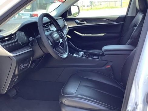 Certified 2023 Jeep Grand Cherokee Limited w/ Black Appearance Package AWD/4WD image 16