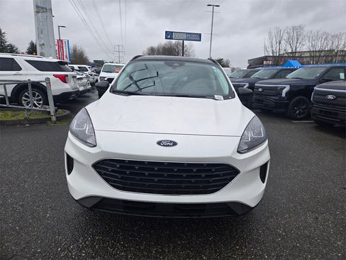 Used 2022 Ford Escape SE w/ SE Sport Appearance Package image 2