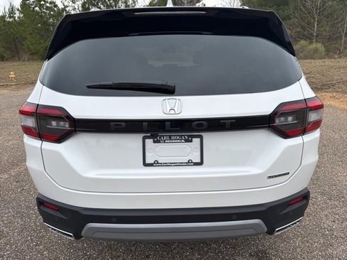 New 2025 Honda Pilot Touring image 8