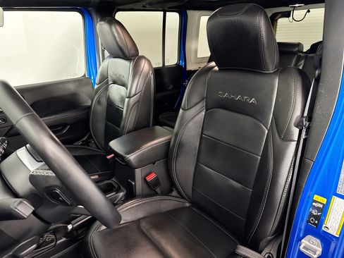 Used 2023 Jeep Wrangler Unlimited Sahara w/ Dual Top Group AWD/4WD image 21