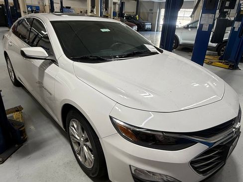 Used 2019 Chevrolet Malibu LT FWD image 2