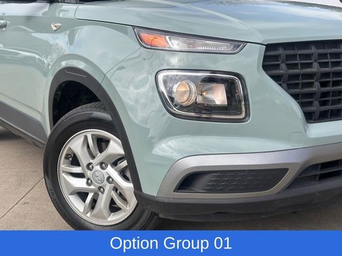 Certified 2025 Hyundai Venue SE image 3