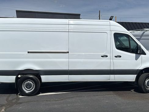 Used 2024 Mercedes-Benz Sprinter 2500 image 2