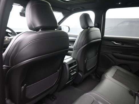 New 2025 Jeep Grand Cherokee Laredo image 12