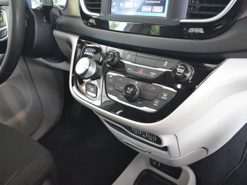 Used 2022 Chrysler Voyager LX FWD image 23
