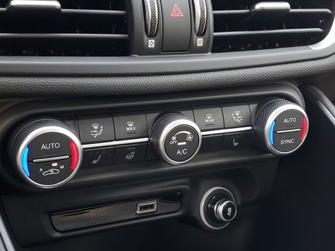 Used 2024 Alfa Romeo Giulia Veloce image 30