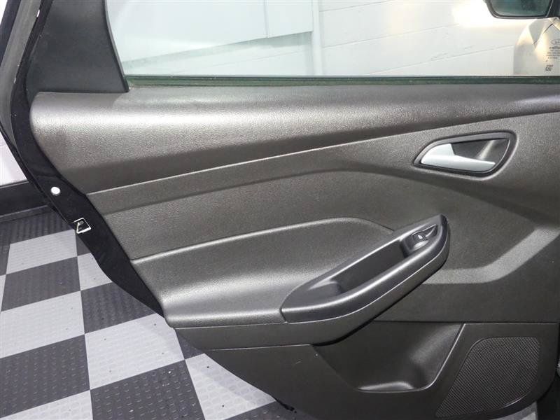 Used 2015 Ford Focus SE w/ Reverse Sensing Package FWD image 24