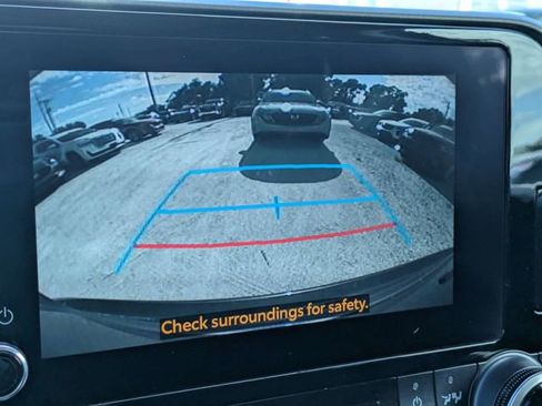 Used 2025 Toyota Highlander LE FWD image 19
