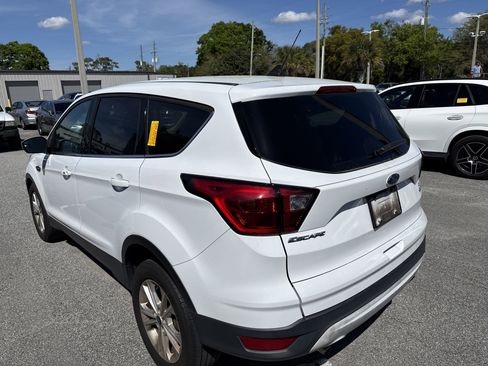 Used 2019 Ford Escape SE image 3