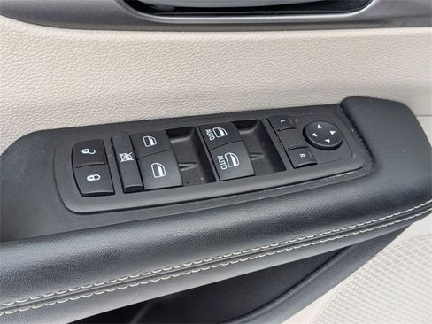 Certified 2024 Chrysler Pacifica Touring-L image 14