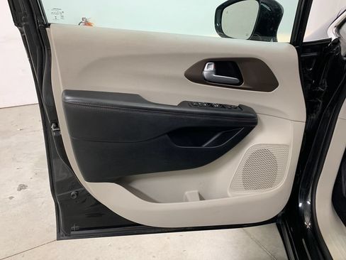 Used 2018 Chrysler Pacifica Touring-L w/ Tire & Wheel Group FWD image 7